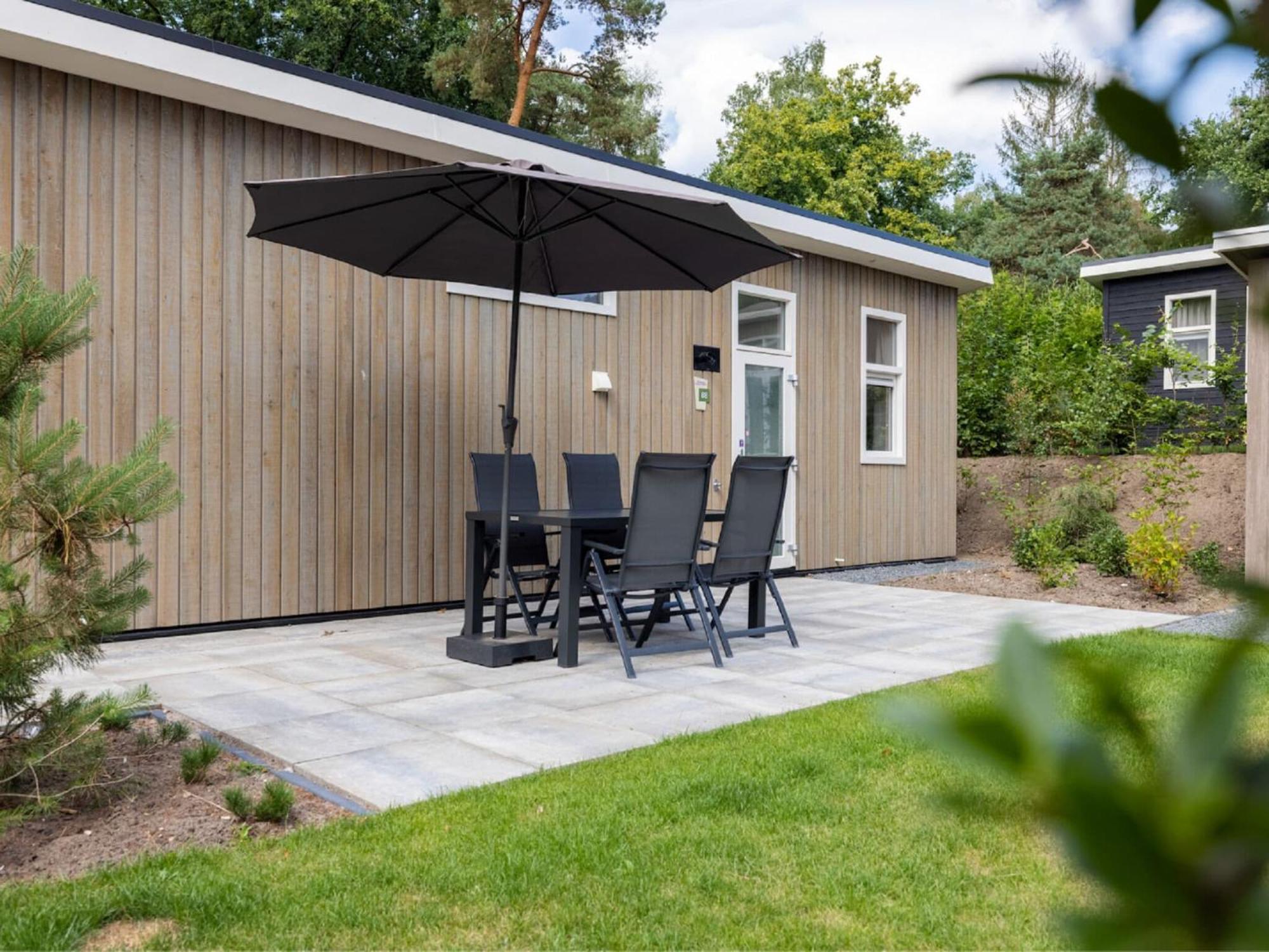 Comfortable Chalet With Combination Microwave Near The Veluwe Hoenderloo Exterior photo